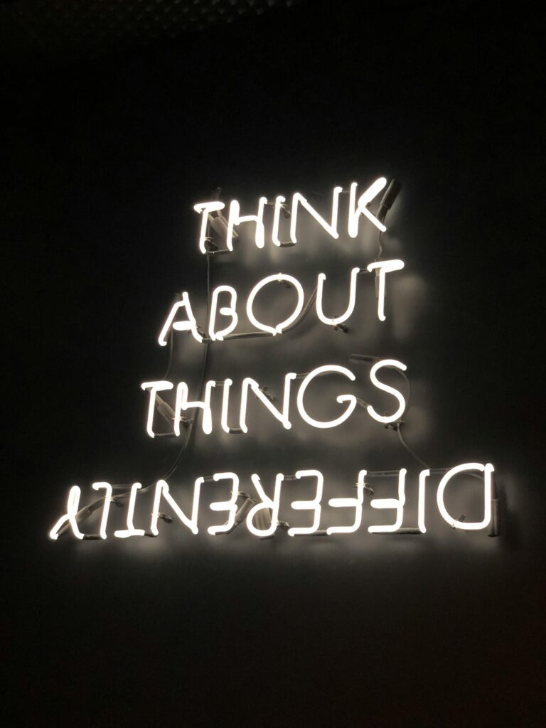 Palabras neón "think about things differently"